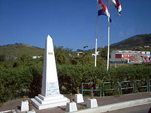 Grenzmarkierung zwischen dem niederländischen und dem französischen Teil der Insel Karibikreiseziel St. Maarten
