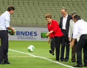 In den letzten Tagen wurde auch das erste Stadion für die Weltmeisterschaft 2014 eröffnet Brasilien plant den Bau von etwa 800 neuen Flughäfen