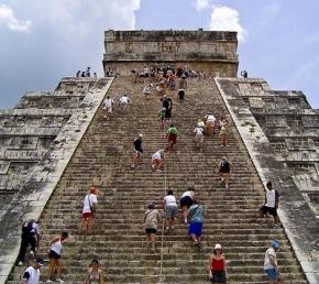 Angezogen von diesem Thema sind im Jahr 2012 schätzungsweise 15 Millionen mehr Touristen in das Gebiet gekommen Mundo Maya ist auf einen großen Touristenstrom im Dezember dieses Jahres vorbereitet