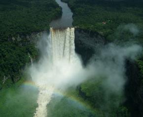 Die Wasserfälle Kaieteur, einer der Plätze, die in Guyana zu besichtigen sind. Karibische Konferenz über nachhaltigen Tourismus konzentriert sich auf Naturressourcen