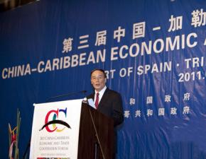 Auf dem Dritten Forum der Wirtschaftlichen und Kommerziellen Zusammenarbeit China-Karibik im Jahr 2011 kündigte die chinesische Regierung Darlehen von einer Milliarde Dollar für karibische Länder an. Manager des chinesischen Flugwesens sieht stärkere Touristenströme des Asiatischen Giganten in die Karibik vor