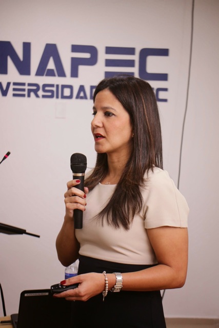 Wendy Sánchez, Mintur Direktorin für Gesundheitstourismus Mitur hält den Vortrag "Gesundheitstourismus" für Hochschülerder APEC-Universität
