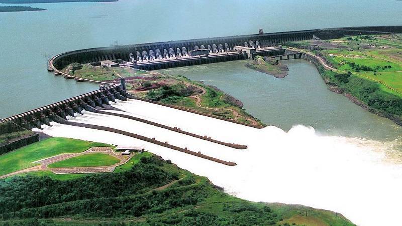 Das Kraftwerk Itaipú, touristische Attraktion in Brasilien