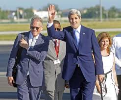 John Kerry nimmt an der Wiedereröffnung der Botschaft in Kuba teil, und geht durch Havanna spazieren