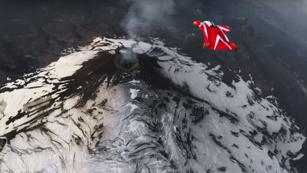 Anregender Wingsuit-Flug über den Vulkan Villarrica in Chile 