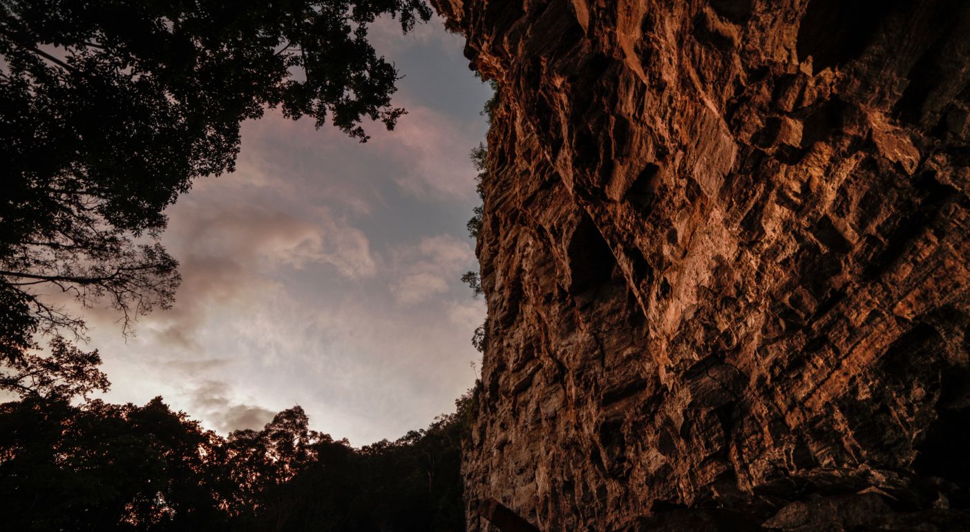 Schlucht im Maya Biospärenreservat Guatemala fördert Entwicklung von El Petén