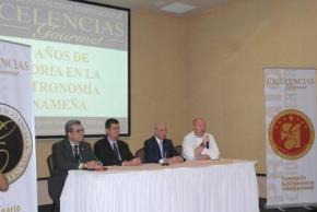 Von links nach rechts: Carlos Alipi Inter American University; Raul Arjona, General Manager von Royal Sonesta Hotel; Jose Carlos de Santiago, Präsident der Excelencias Gruppe und Patrice Jaumon Gastronomisches Club Panama. ZweitesGastronomieseminar Excelencias Gourmet begann in Panama